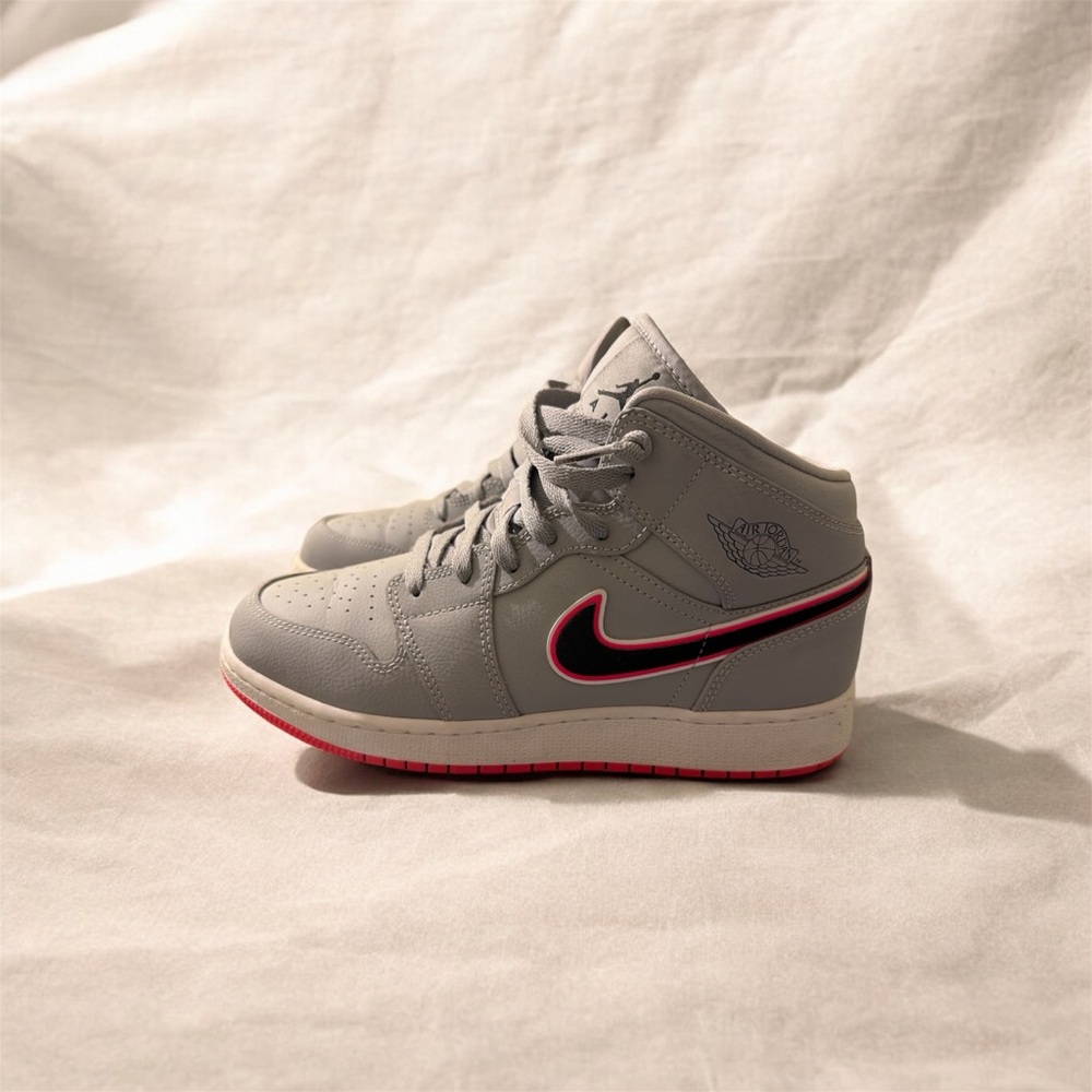 Air Jordan                                 JORDAN 1 MID GS 'WOLF GREY PINK'
